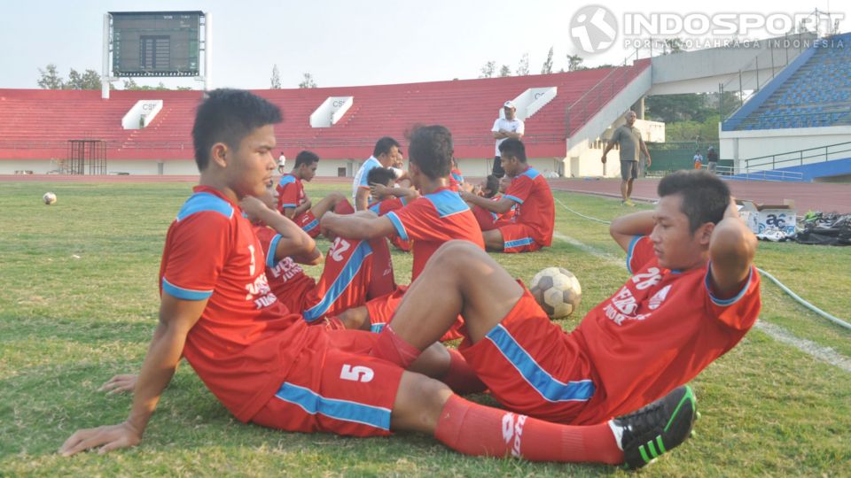 Pemain Persis Solo Junior saat menjalani latihan. Tim Laskar Sambernyawa muda ini berhasil melaju ke babak semifinal Piala  Soeratin, usaia menaklukan Persib Bandung Junior lewat drama adu penalti. Copyright: &copy; Raditya Erwiyanto/INDOSPORT